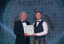 Orkney-Distilling's-head-of-production,-Louis-Wright-(r)-receiving-the-Scottish-Gin-Destination-of-the-Year-Award-from-Alan-Wolstenholme,-the-event's-taste-and-business-judge-