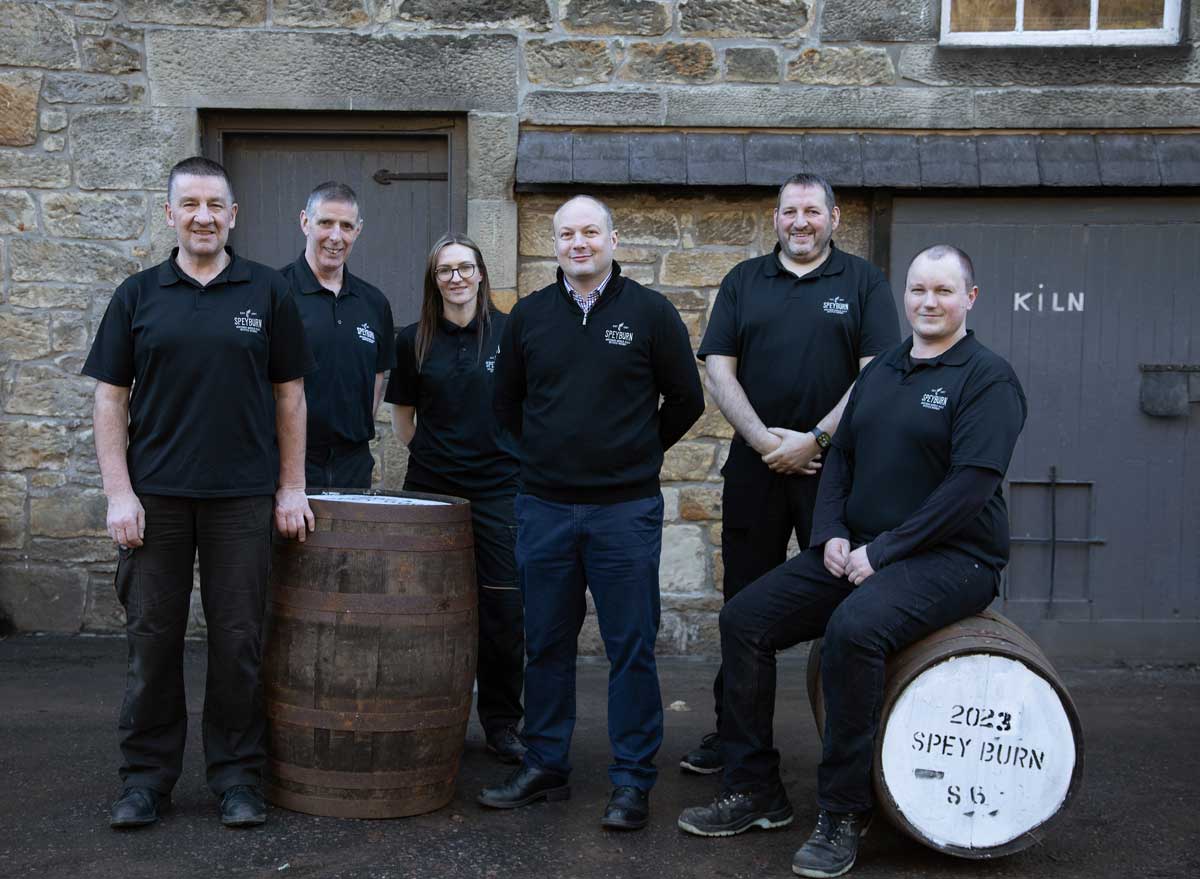 The-team-at-Speyburn pose outside the distillery