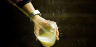 traditional spanish cider splashes into a glass