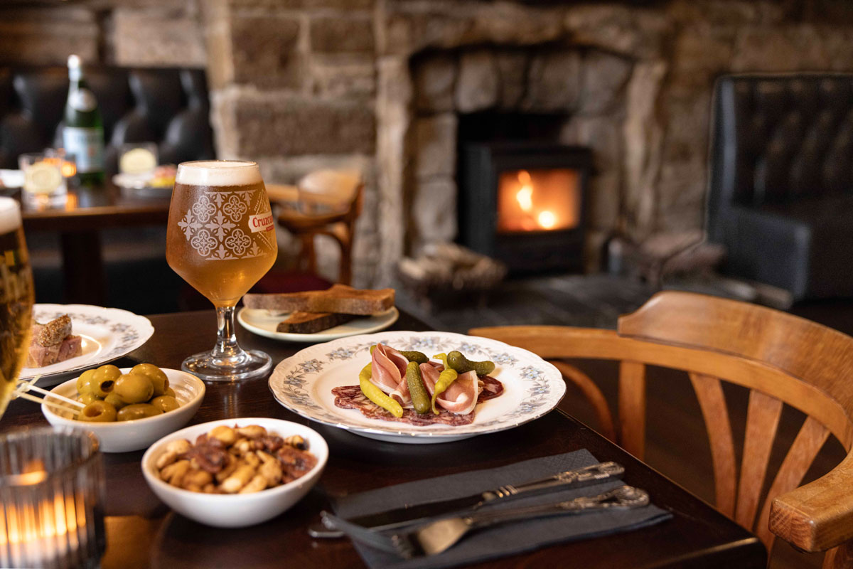 Some plate sod pub grub a table