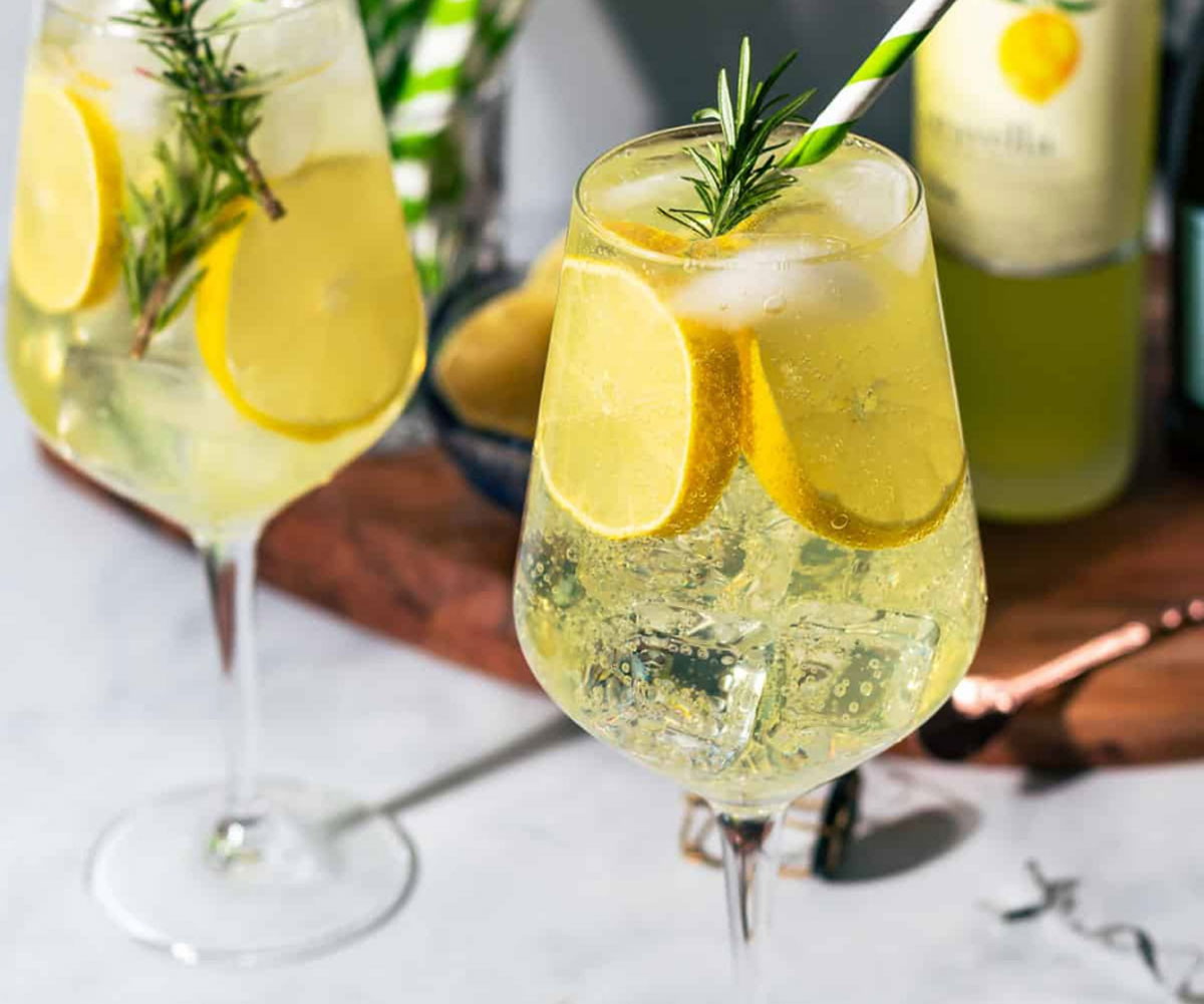 A fizzy drink garnished with lemons